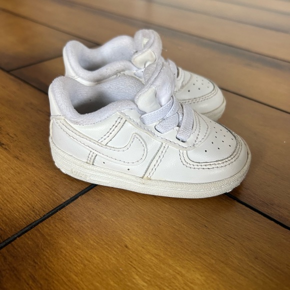 Pre-loved infant white Nike air forces - Picture 1 of 4